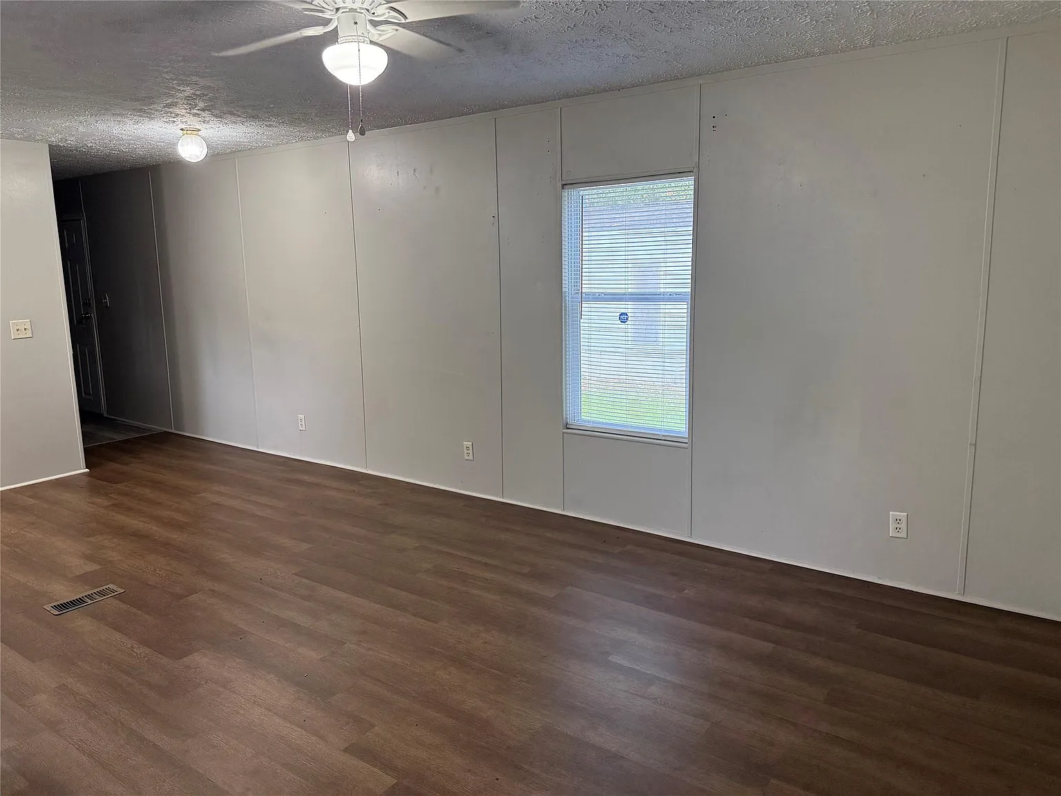 3 bed, 1.0 bath, 896 sqft, $850 — Photo 2