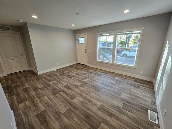 3rd image of 302 Louva #266