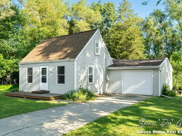1410 Oakwood St, Belding, MI 48809