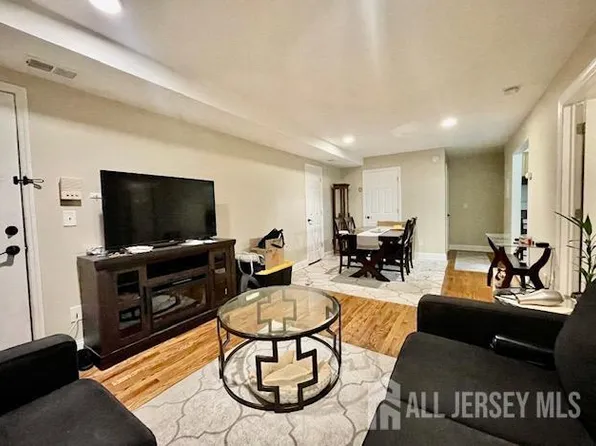 215 College Dr, Edison, NJ 08817