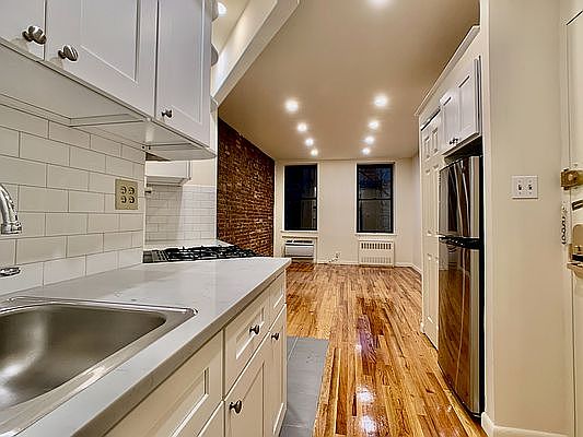 2nd image of 19 Jones St APT 8