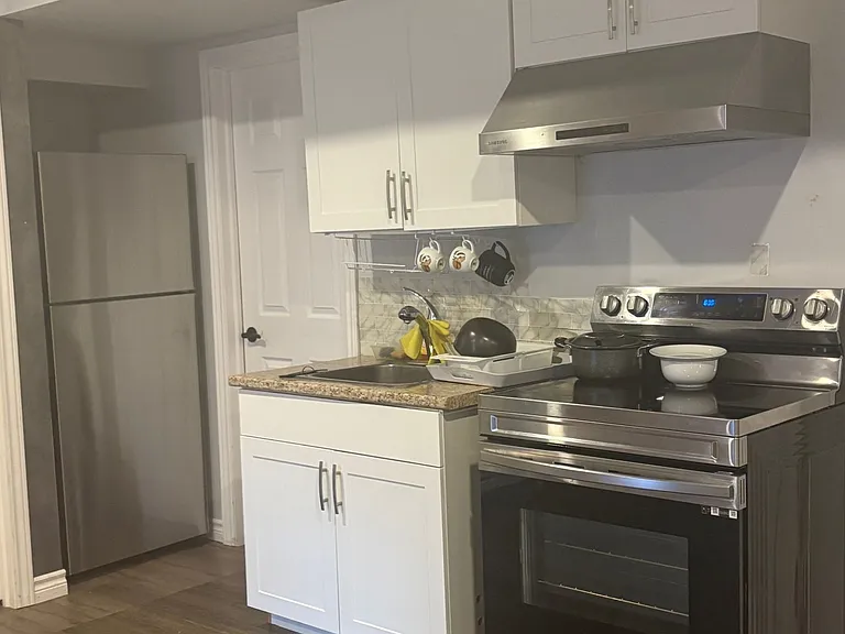 864 Thistleridge Cres #LOWER — Photo 2