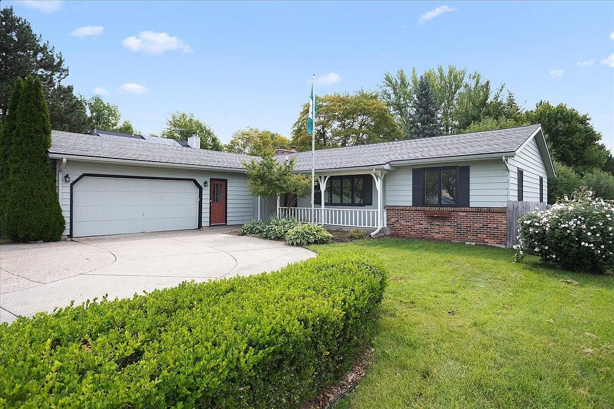 4 bed, 2800 sqft, $3,500 — Photo 1