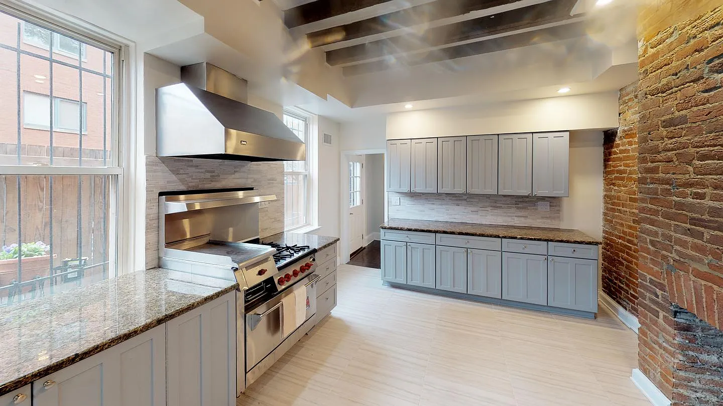 Delightful Logan Circle townhome with patio — Photo 4