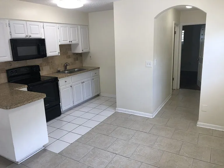 415-417 Woodrow Ave — Photo 5