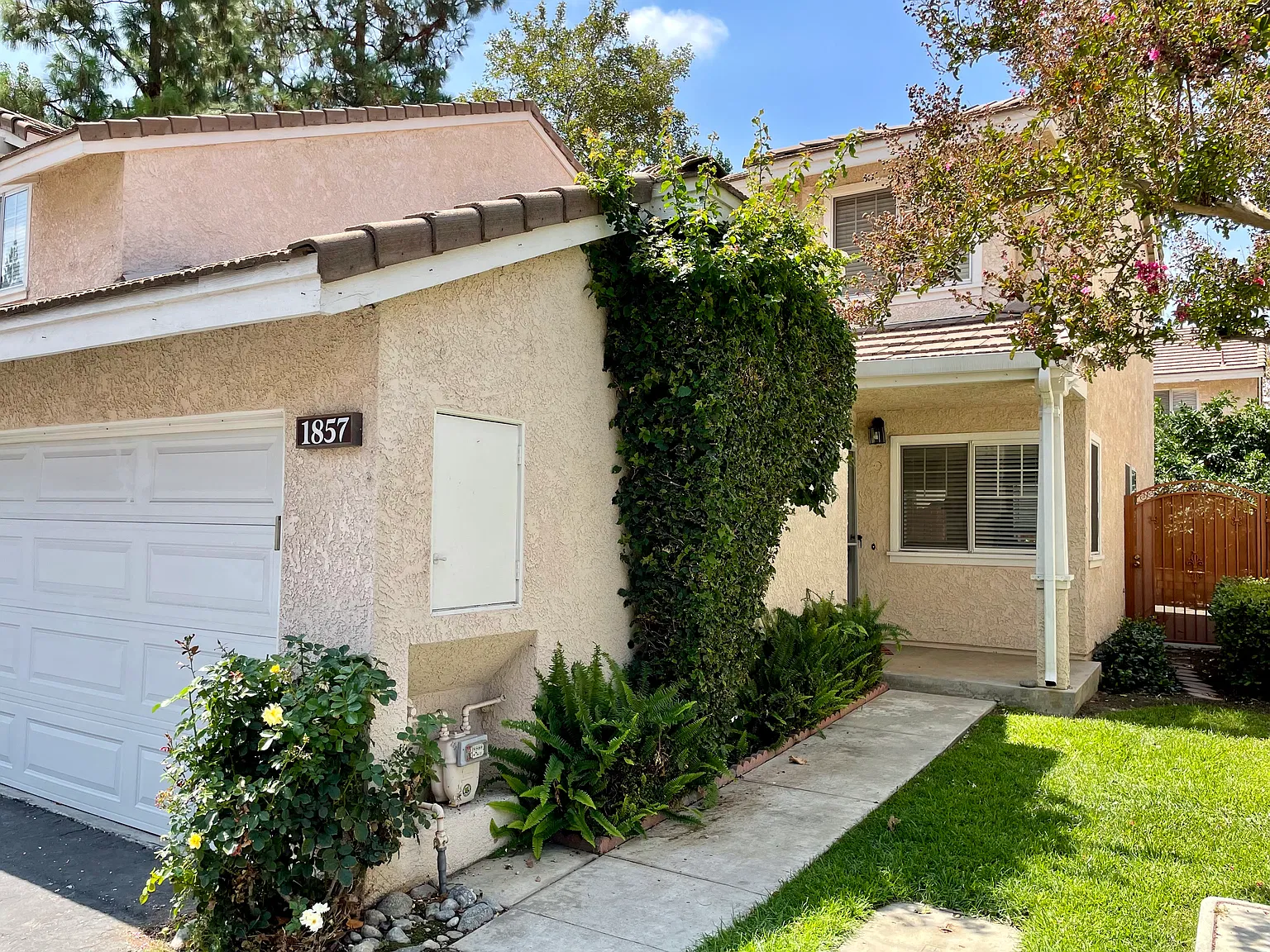 3 bed, 2.5 bath, 1476 sqft, $3,200 — Photo 2