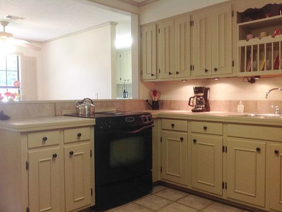 3rd image of 121 Twin Oaks Dr