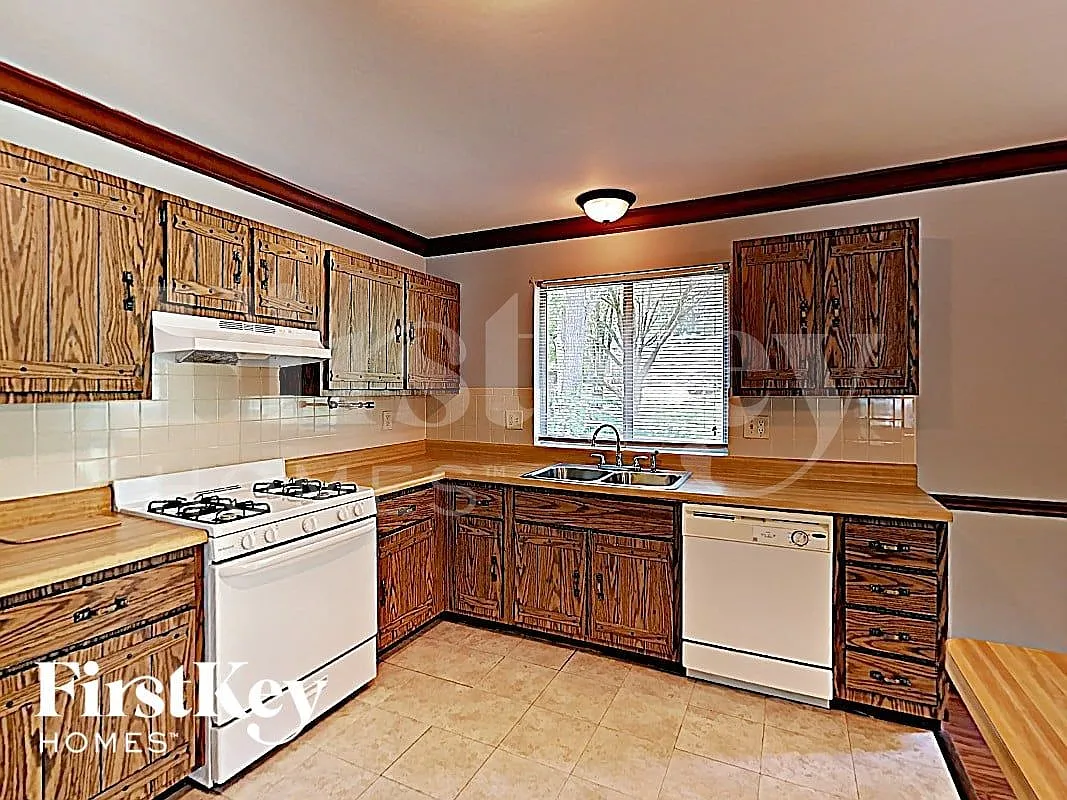 3 bed, 1.5 bath, 1120 sqft, $2,120 — Photo 4
