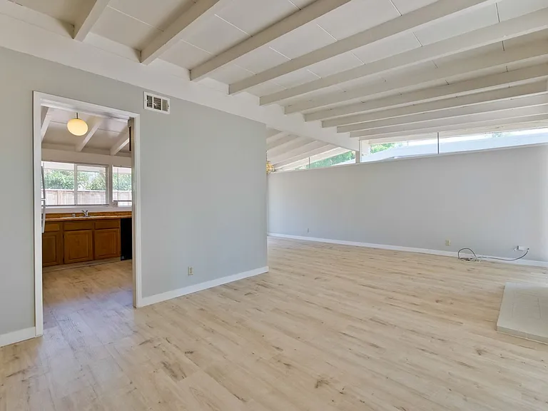 3049 Harding Ave — Photo 2