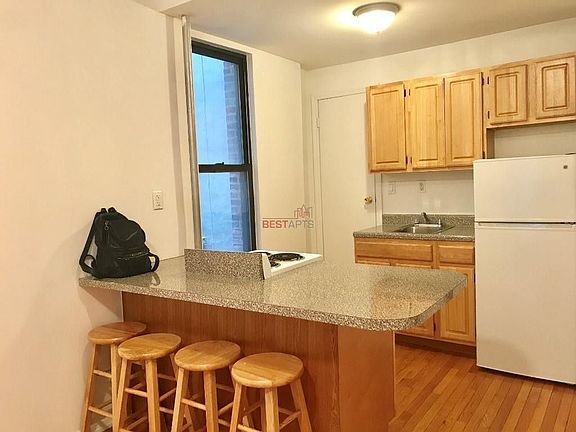 5th image of 206 E 6th St APT 10