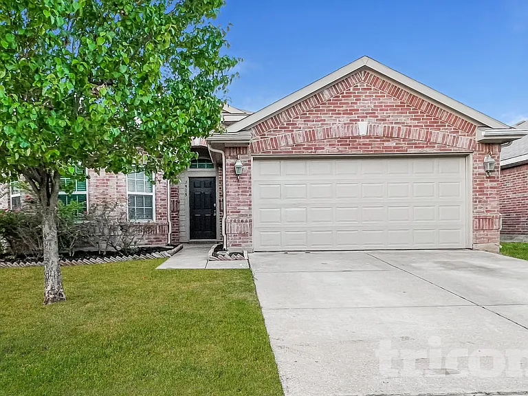 1915 Pin Oak Ln — Photo 1