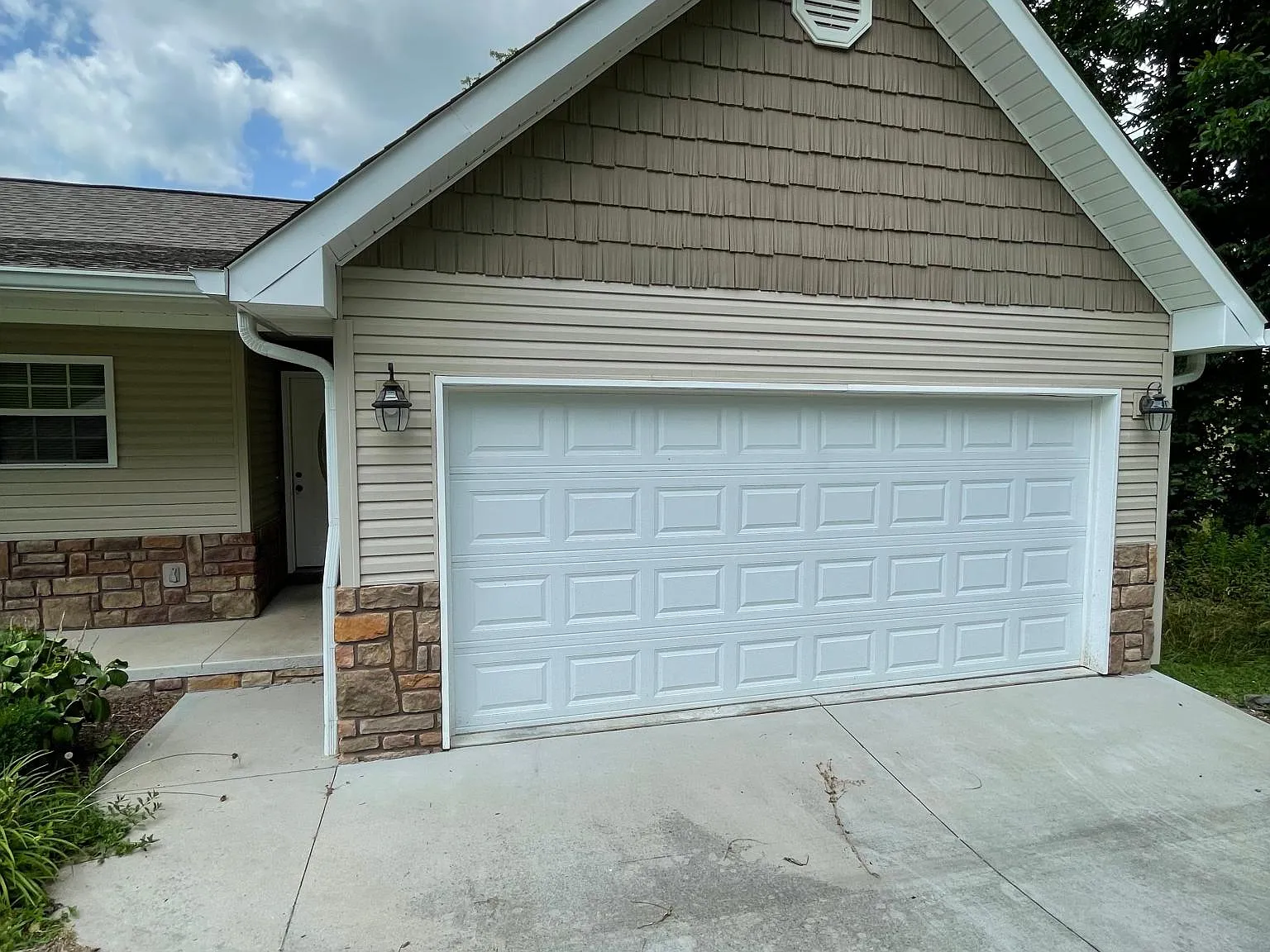 210 Vanover Ln — Photo 1