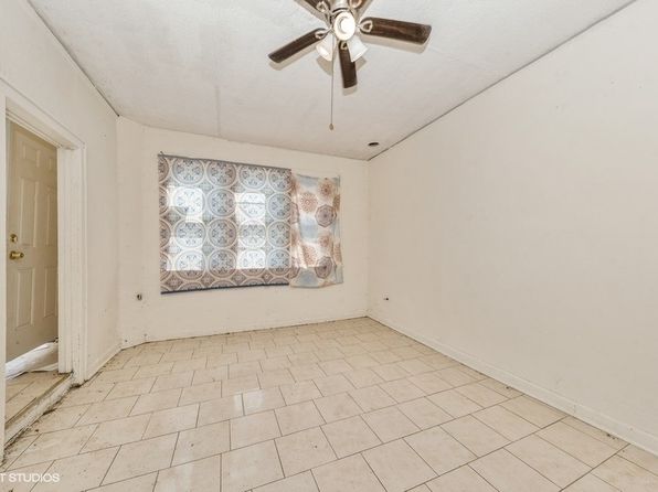 chicago-illinois-2072032355 picture