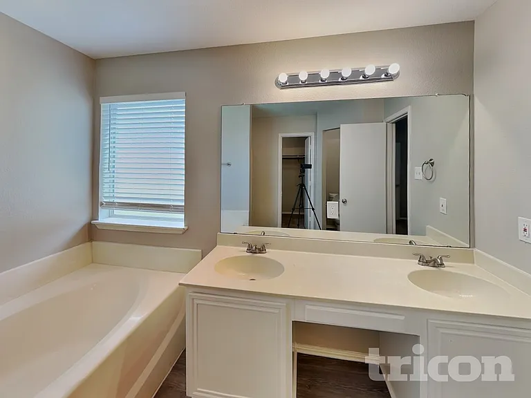 1563 Nottingham Dr — Photo 10