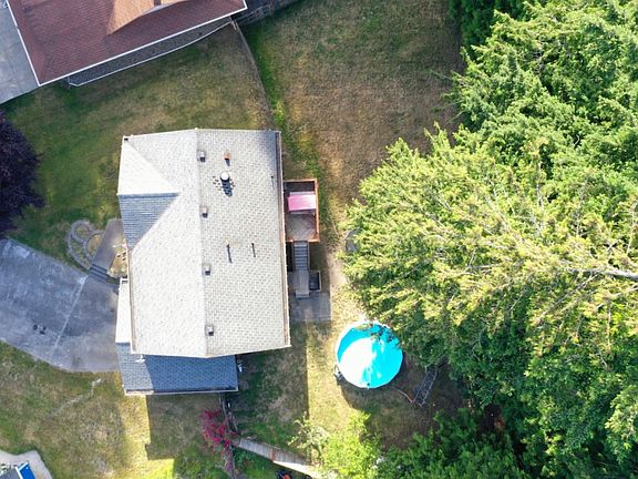 2nd image of 107 NE Hazelwood Pl