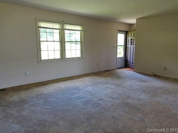 3rd image of 25 Hilda Ln