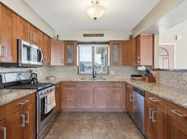 20483 Hamburg Ave, Lakeville, MN 55044