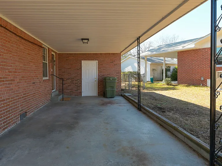 1813 Fairlawn Cir — Photo 2
