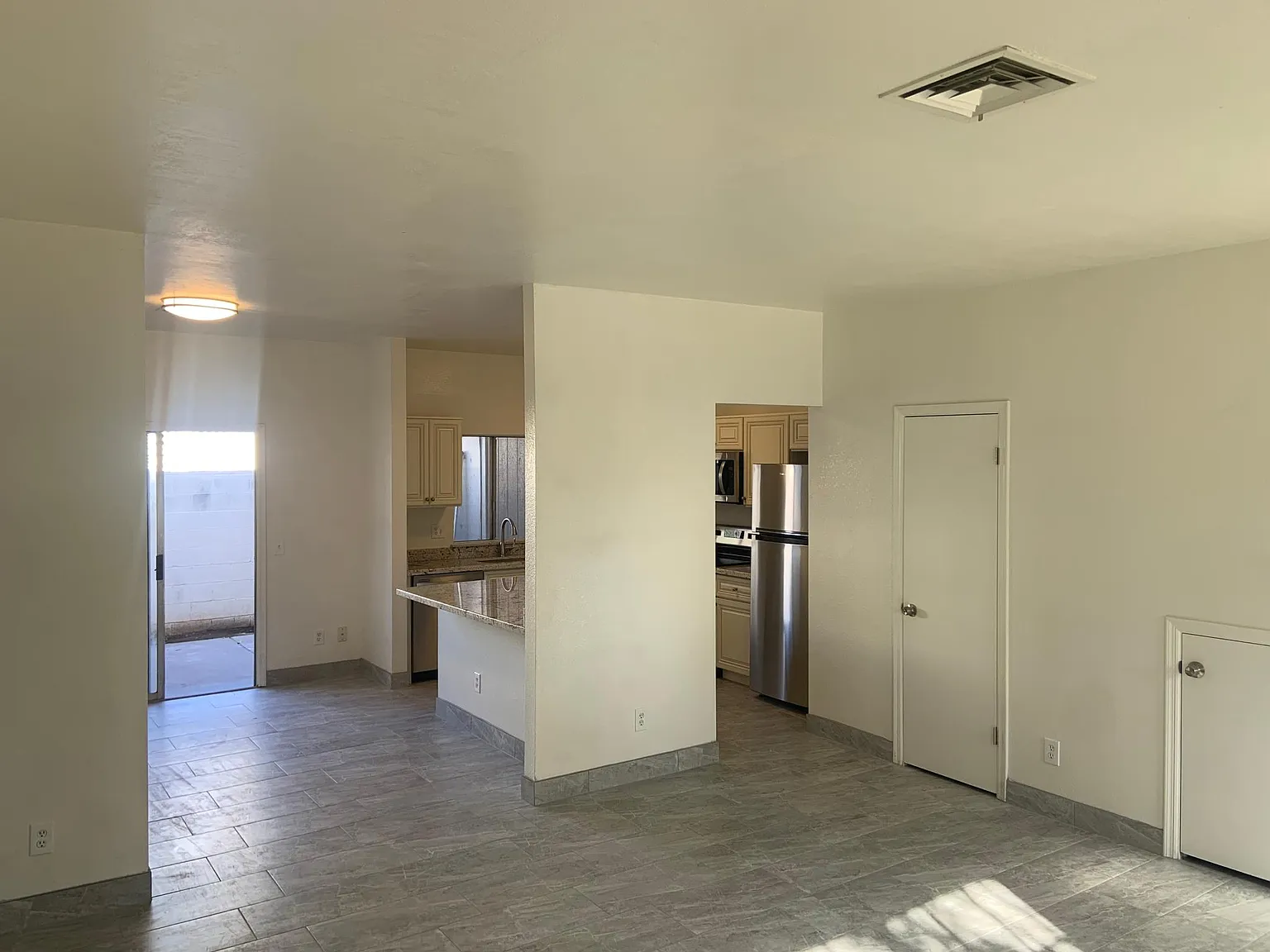 1600 N Saba St — Photo 3