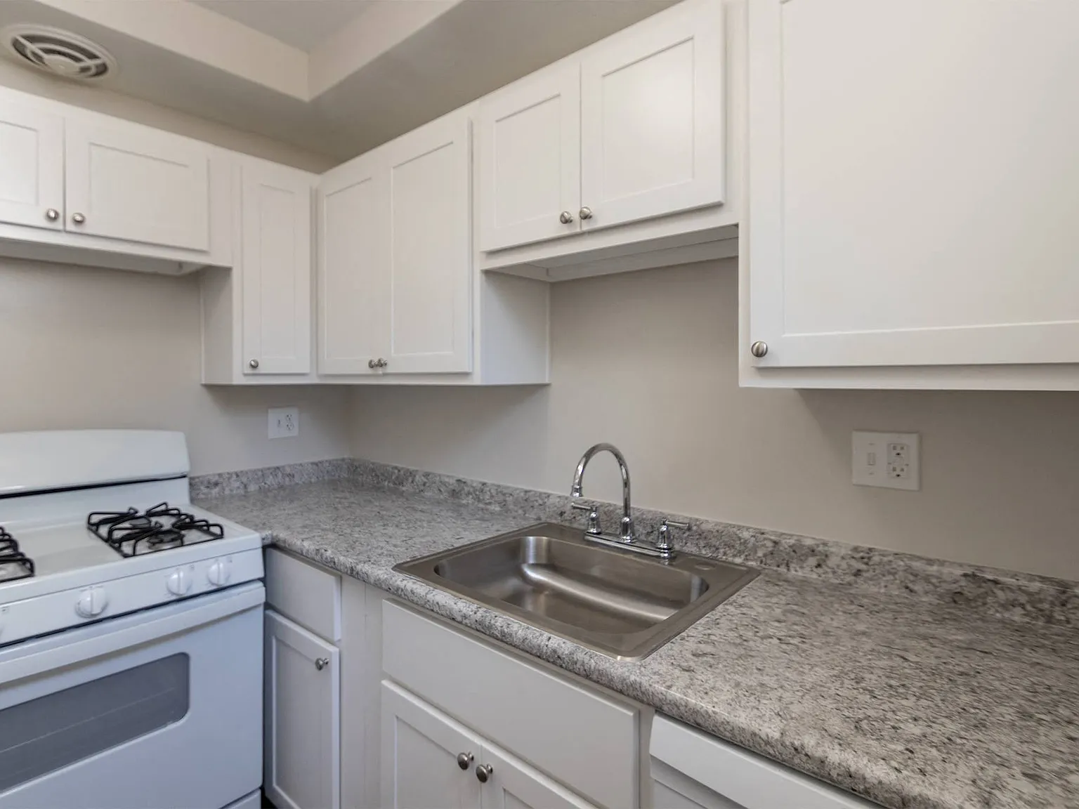 Colonial Ridge — Photo 3