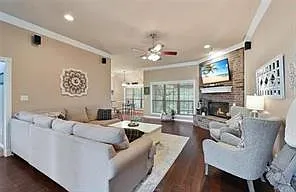 5 bed, 2.5 bath, 2799 sqft, $2,800 — Photo 2