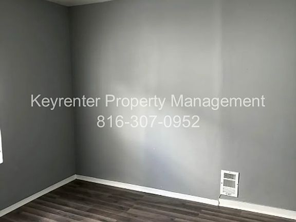 3rd image of 5115 Woodland Ave