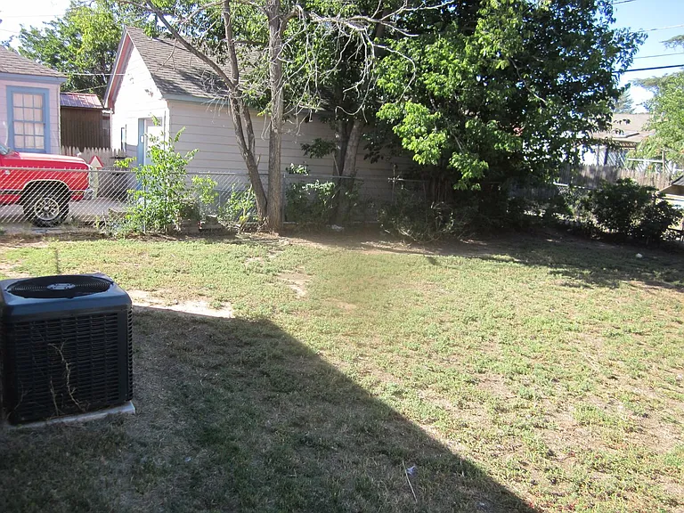 922 S Austin St — Photo 10