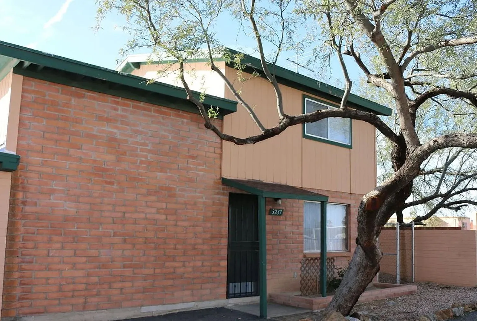 2 bed, 1.0 bath, 798 sqft, $1,150 — Photo 1