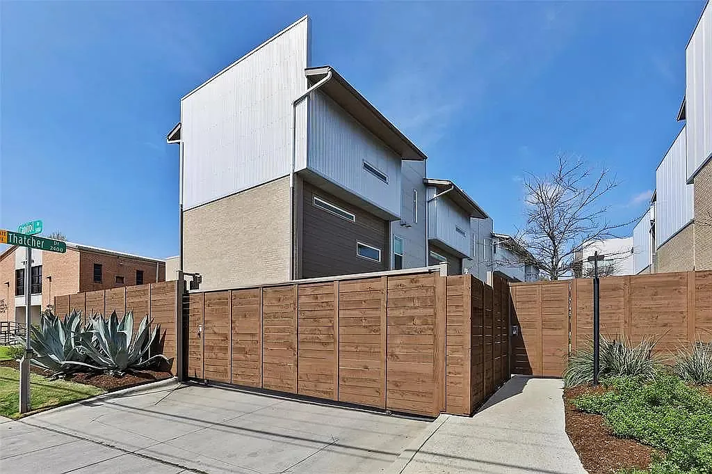 2459 Thatcher Dr — Photo 2