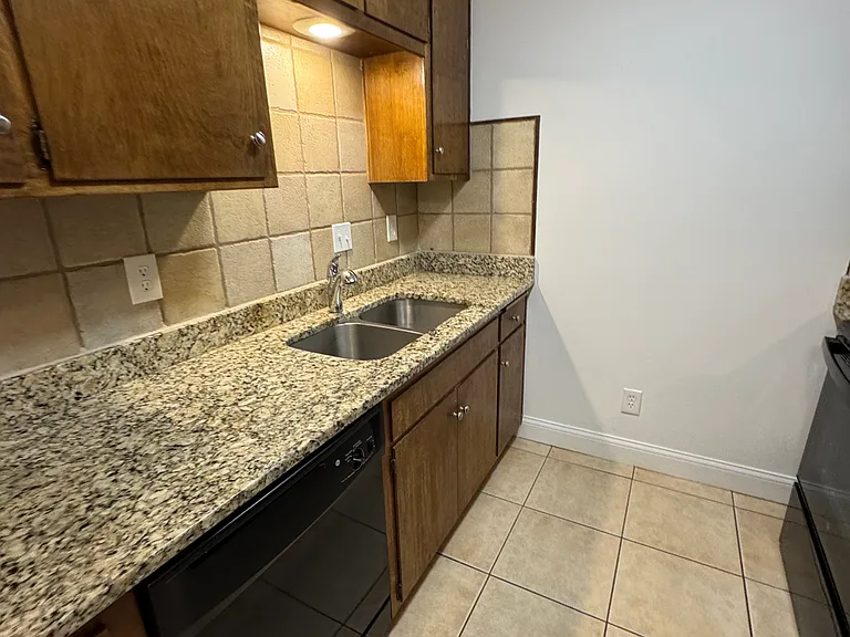 901 Illinois St — Photo 1