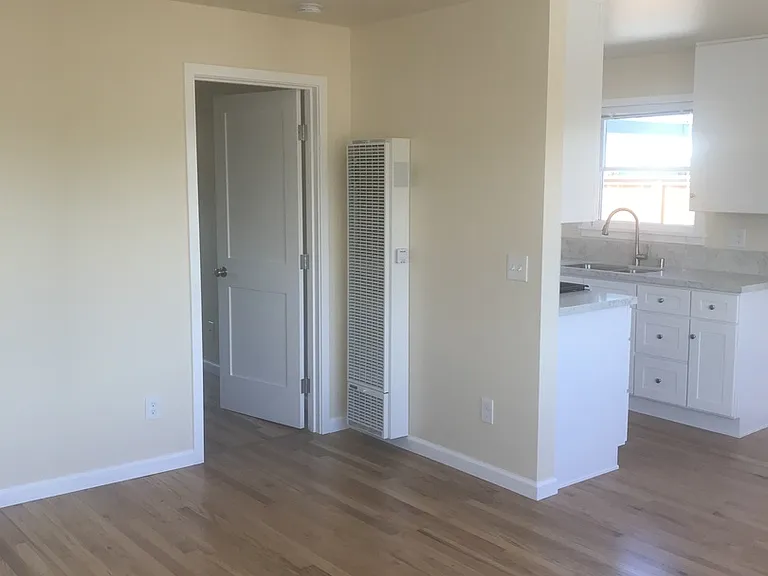 543 Kings Ave — Photo 6