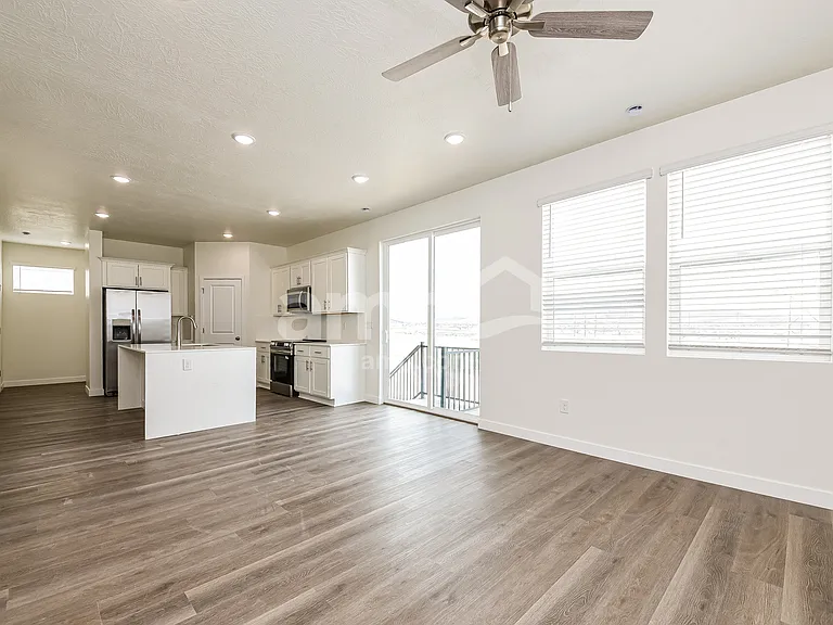 1272 W Mahogany St — Photo 6