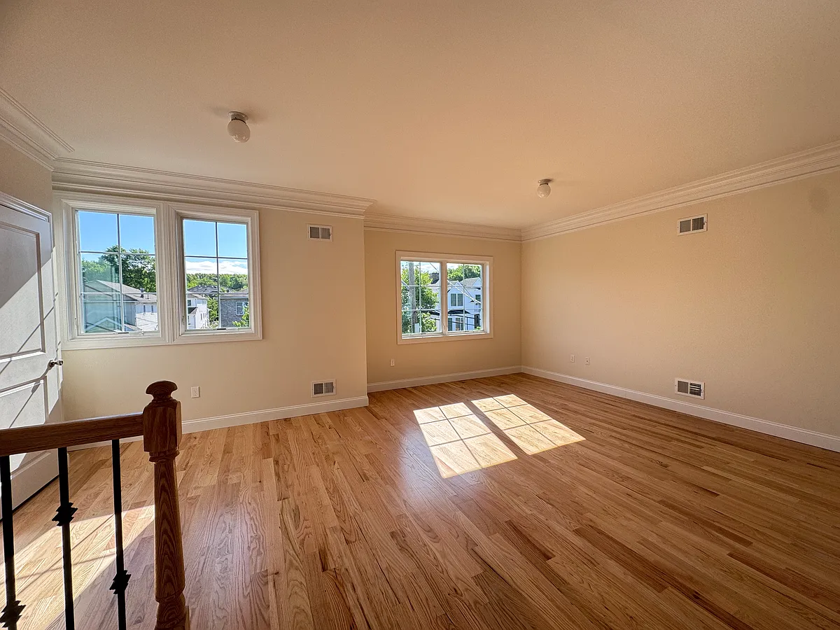 Building Photo - 64 Hemlock St #2