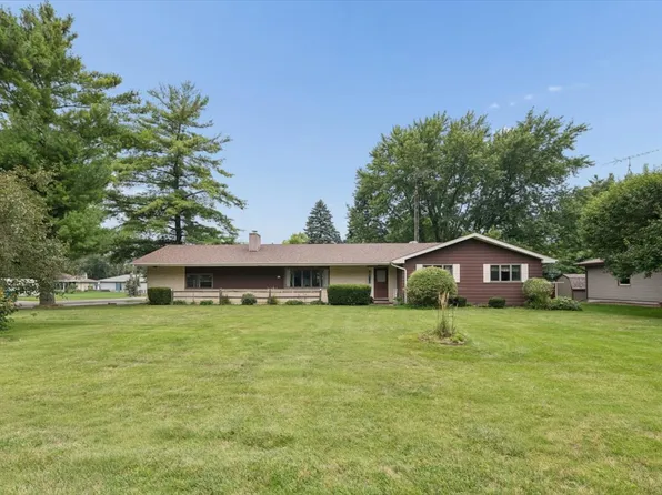 209 Alfred Dr, Sycamore, IL 60178