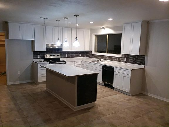 4th image of 2201 Oak Park Dr