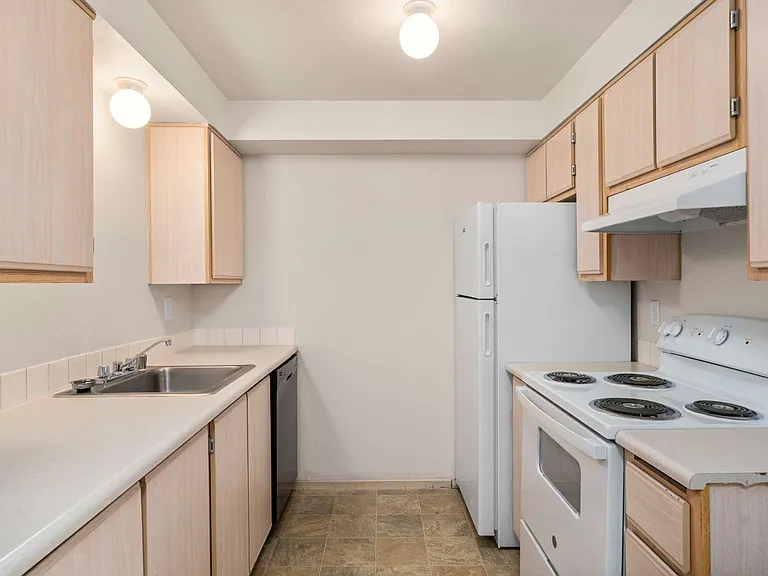 The Summit Apartments — Photo 21