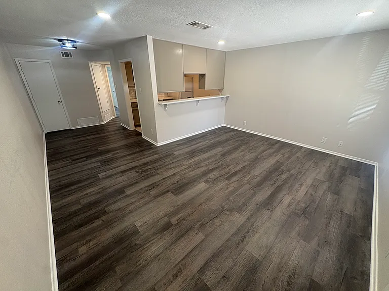 906 N Austin St — Photo 2
