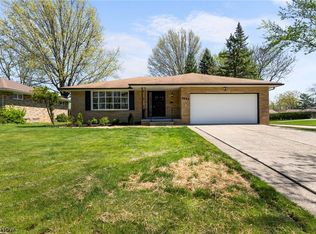 6223 Meadview Dr, Seven Hills, OH 44131