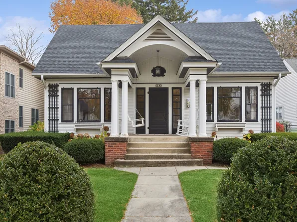 533 S Summit St, Barrington, IL 60010
