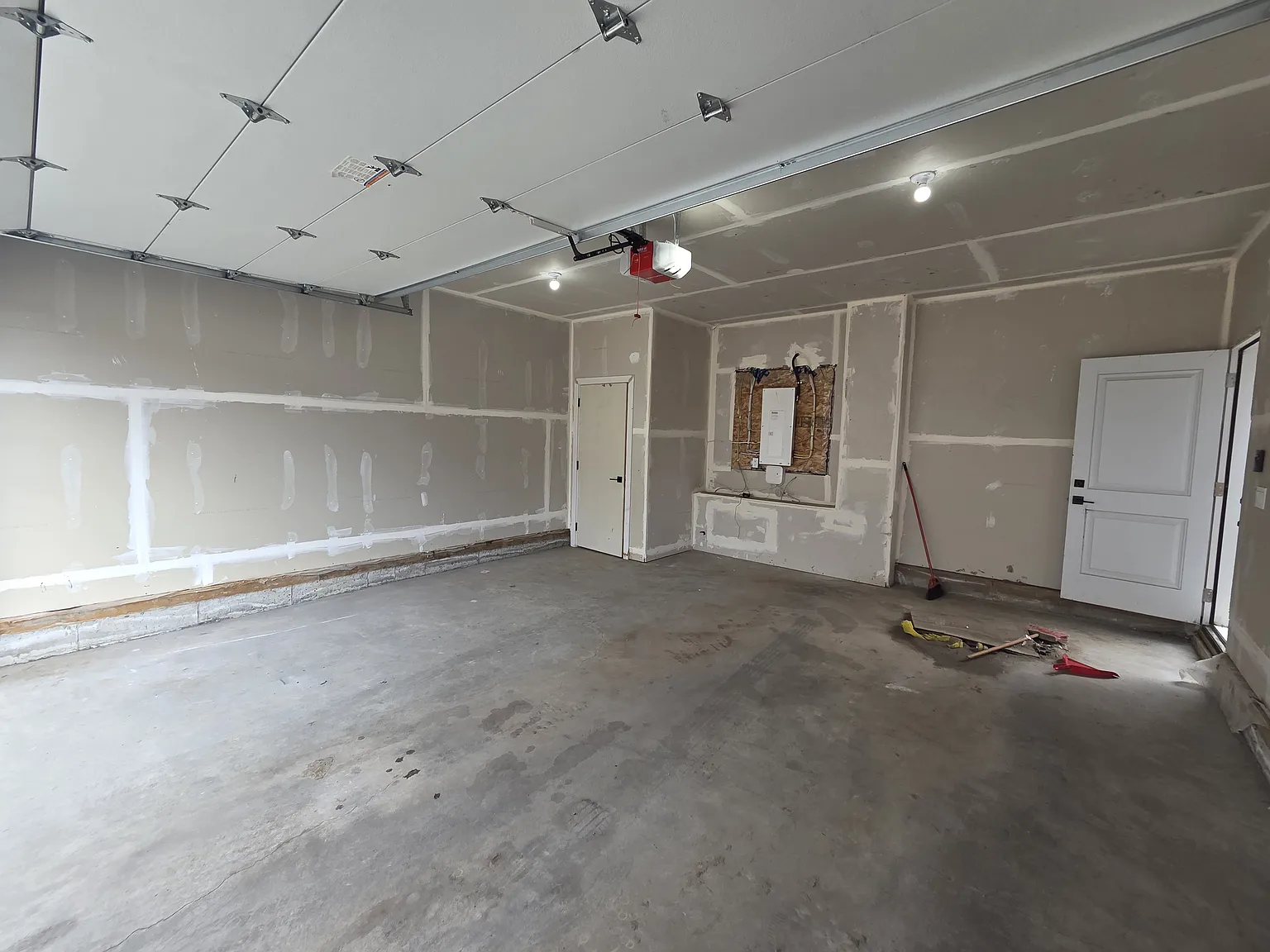 Modern 3-Bedroom Main Home With Double Garage, Deck — Photo 4