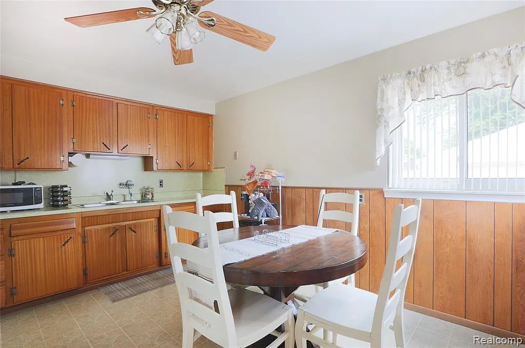 3 bed, 906 sqft, $700 — Photo 3