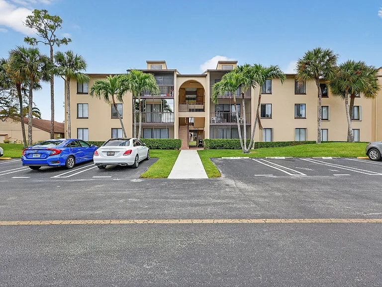 624 Sea Pine Way #B3 — Photo 1
