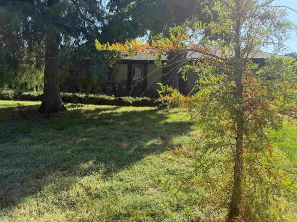 111 E Lake Dr, Salina, KS 67401