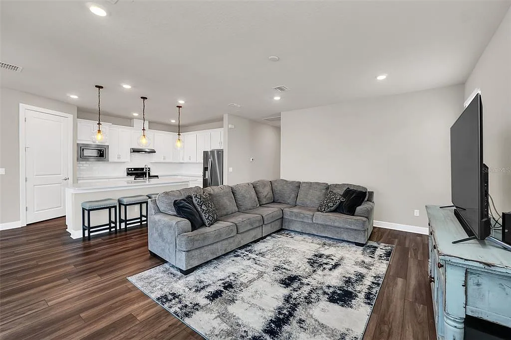 4 bed, 2.0 bath, 2041 sqft, $3,800 — Photo 4