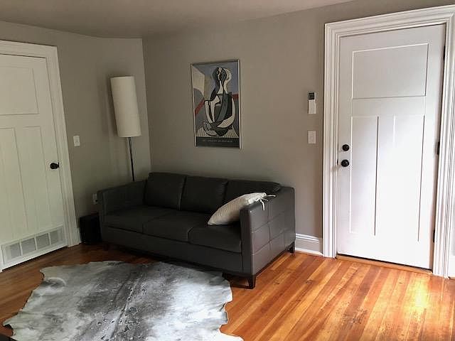 Midcentury modern touches in the living room