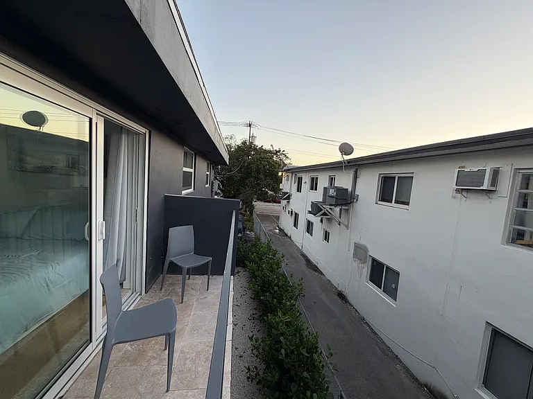 421 SW 9th St #4 — Photo 15