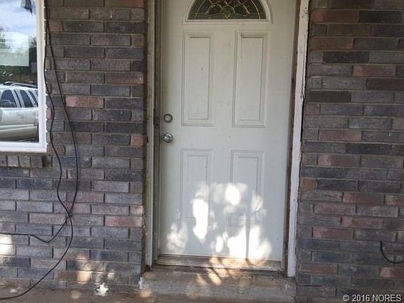 3rd image of 1123 S Oak St