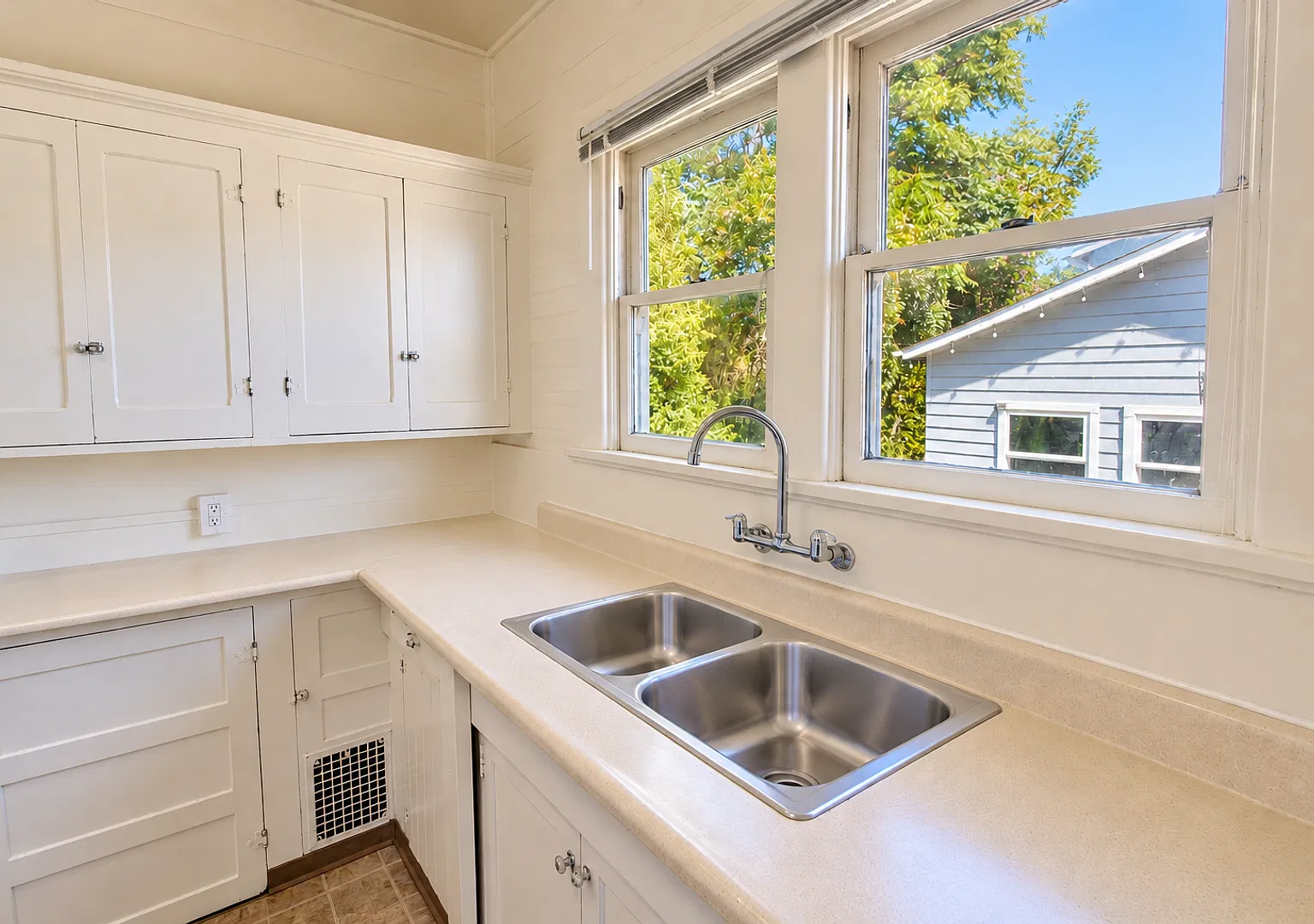 Charming 4 Bedroom, 2.5 Bathroom Home on Morro Street in San Luis Obispo — Photo 1