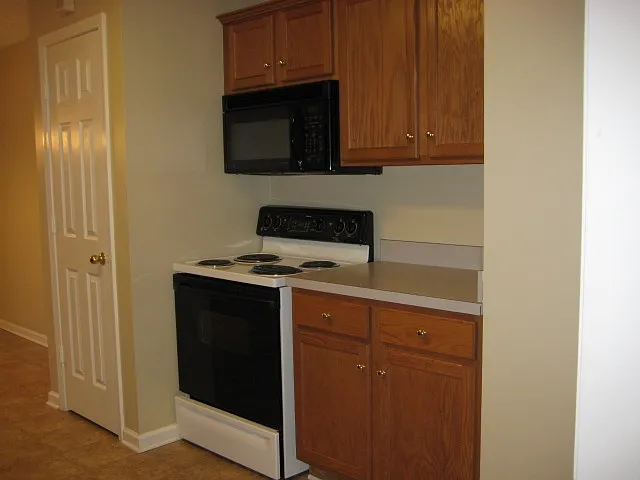 3 bed, 2.5 bath, 2600 sqft, $2,655 — Photo 3
