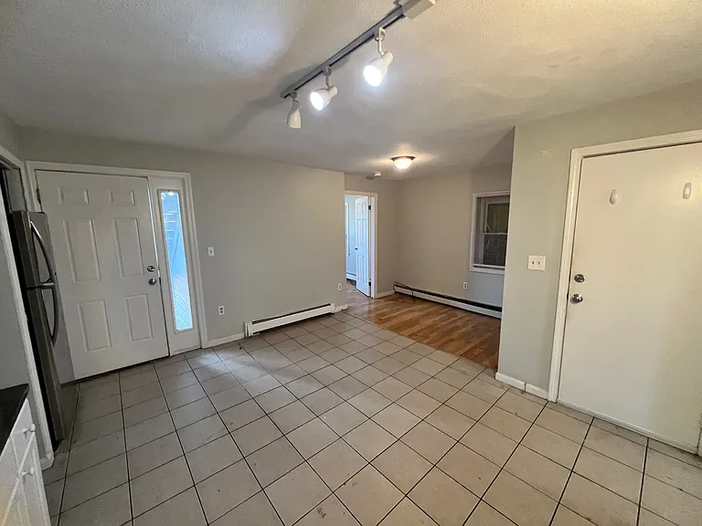 139 Chelsea St #2B — Photo 2